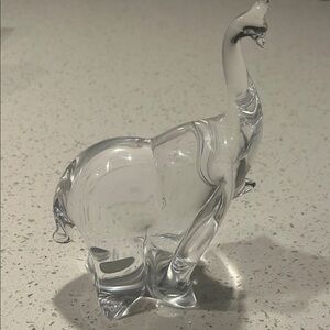 Elegant Glass Elephant Figurine - Clear
